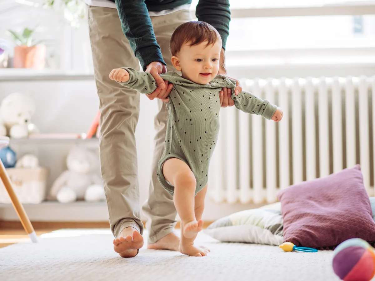 Bé 12 tháng chưa biết đi có bình thường không?