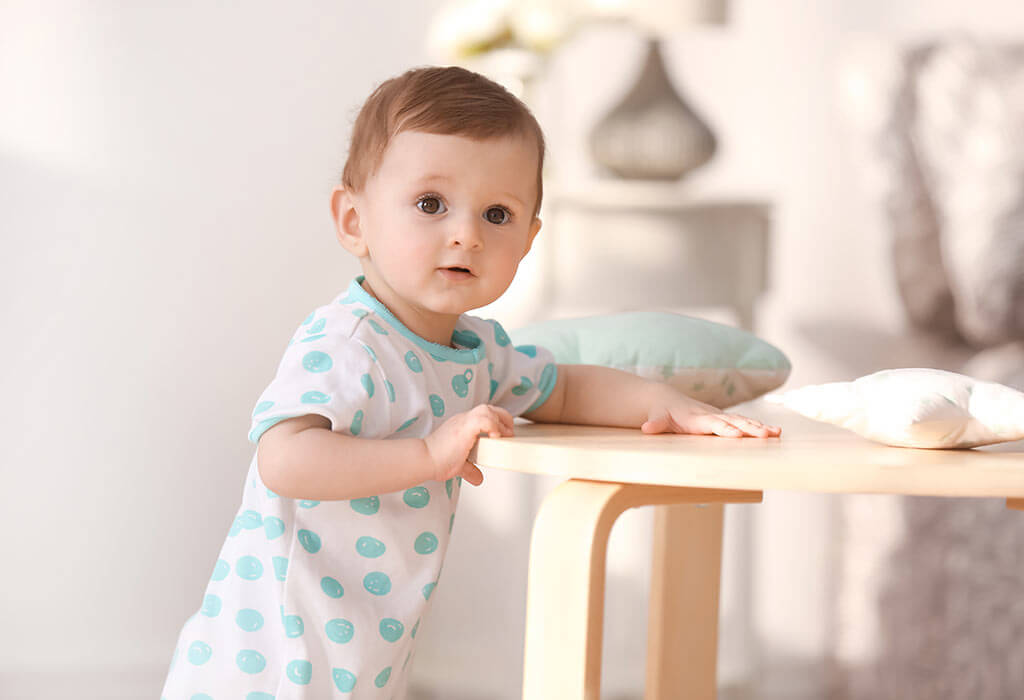 Hoạt động vịn đứng: Cơ sở cho những bước đi đầu tiên của bé