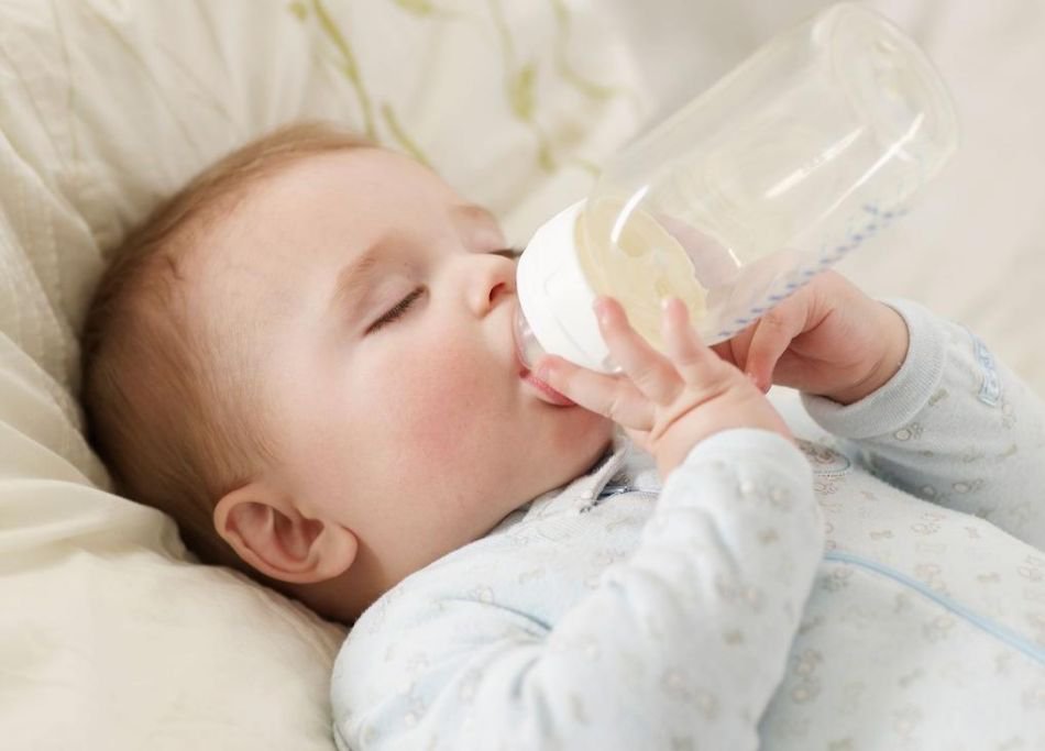 Giải đáp bé 1 tuổi có uống được sữa tươi hay không?